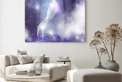 Obraz: Fantasy tło z fioletowymi kwiatami i magicznymi efektami.