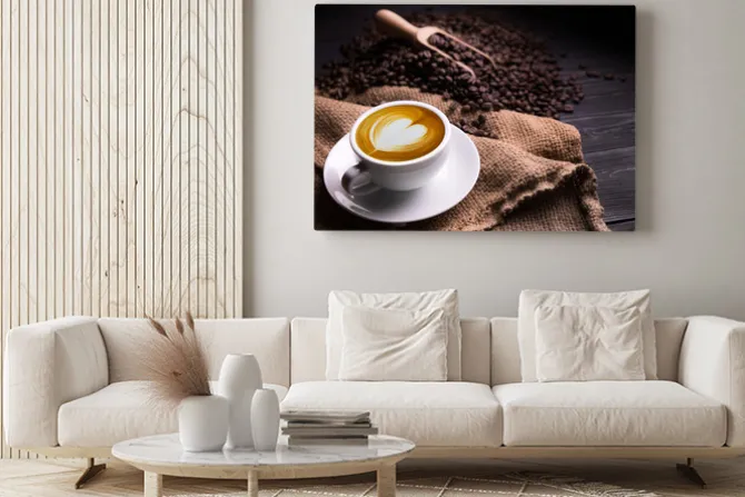 Obraz: Filiżanka cappuccino z ziarnami w tle