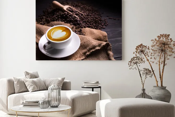 Obraz: Filiżanka cappuccino z ziarnami w tle