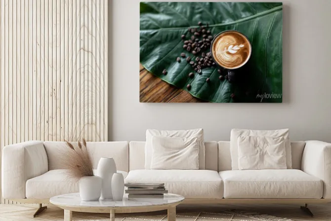 Obraz: Filiżanka kawy na liściu w kawiarnianej scenerii