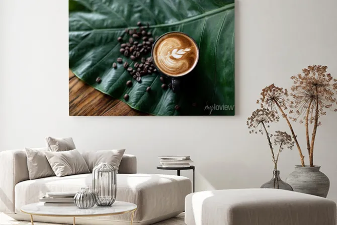 Obraz: Filiżanka kawy na liściu w kawiarnianej scenerii