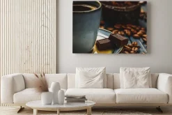 Obraz: Filiżanka kawy na niebieskim drewnianym stole z ziaren kawy i