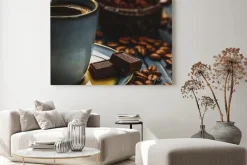 Obraz: Filiżanka kawy na niebieskim drewnianym stole z ziaren kawy i