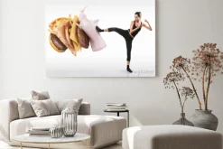 Obraz: Fit młoda kobieta walczy z fast food