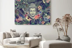 Obraz: Głowa buddy wśród kwiatów i pawich piór