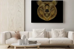 Obraz: Grawerowanie stylizowanego złotego niedźwiedzia na czarnym tle.