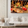 Obraz: Grillowane steki wołowe z płomieni na tle