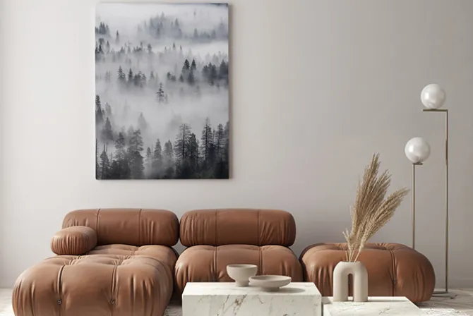Obraz: Górski krajobraz mgła unosząca się nad lasem iglastym