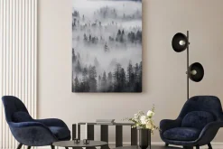 Obraz: Górski krajobraz mgła unosząca się nad lasem iglastym