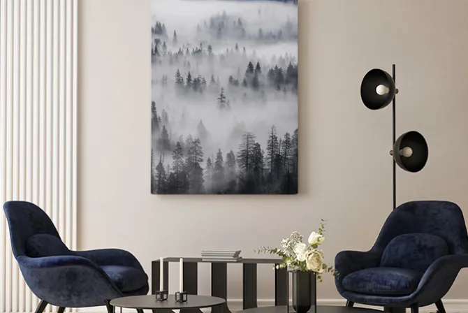 Obraz: Górski krajobraz mgła unosząca się nad lasem iglastym