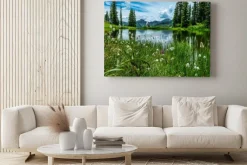 Obraz: Górski pejzaż z kwietną łąką i jeziorem