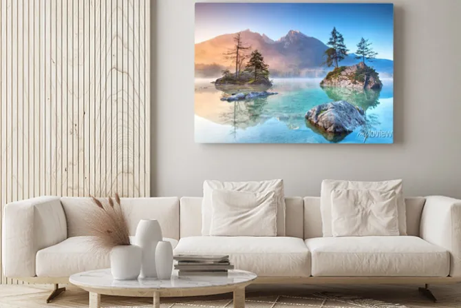 Obraz: Górskie jezioro z wyspami i ośnieżonym szczytem