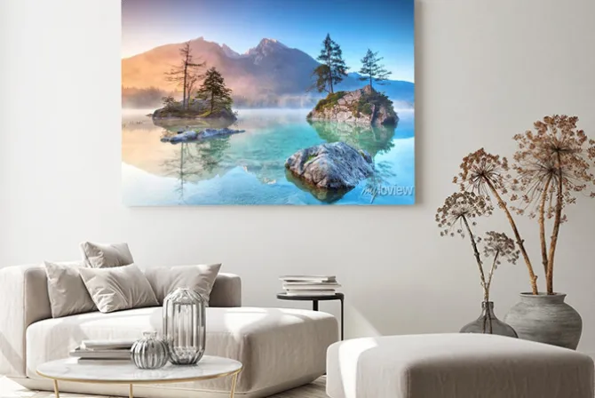 Obraz: Górskie jezioro z wyspami i ośnieżonym szczytem