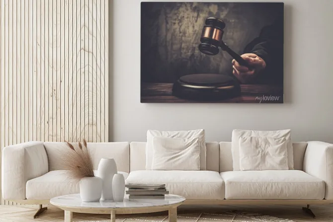 Obraz: Hold młotek sędziowski na drewnianym stole