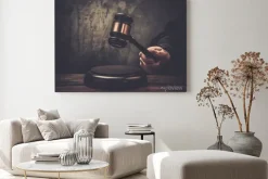 Obraz: Hold młotek sędziowski na drewnianym stole