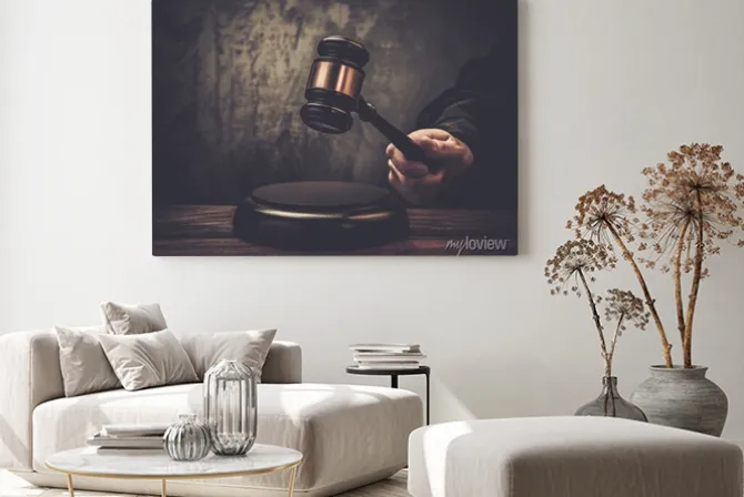 Obraz: Hold młotek sędziowski na drewnianym stole