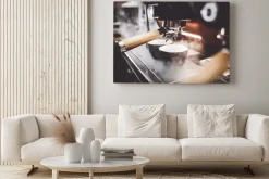 Obraz: Kawa espresso poruing od kawowej maszyny przy kawiarnią