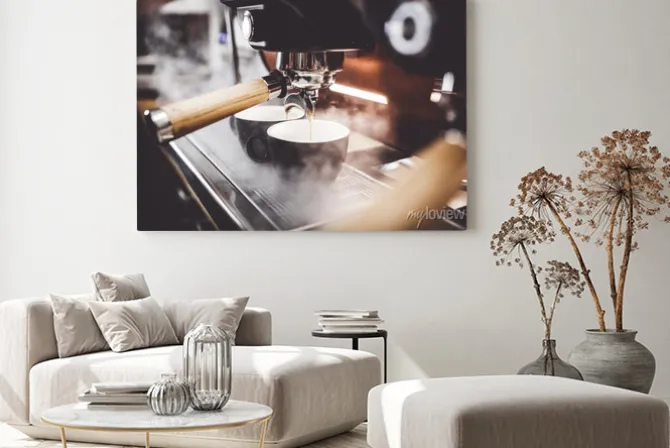 Obraz: Kawa espresso poruing od kawowej maszyny przy kawiarnią