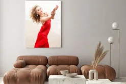 Obraz: Kobieta na plaży w mglisty dzień