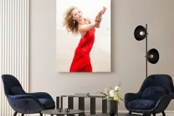 Obraz: Kobieta na plaży w mglisty dzień