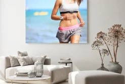 Obraz: Kobieta runner z monitorem pracy serca z systemem