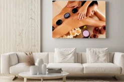 Obraz: Kobieta w salonie spa podczas masażu