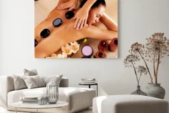 Obraz: Kobieta w salonie spa podczas masażu