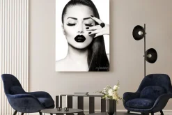 Obraz: Kobieta z czarnymi ustami i ręką przy twarzy