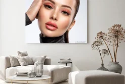 Obraz: Kobieta z subtelnym makijażem w odcieniach różu