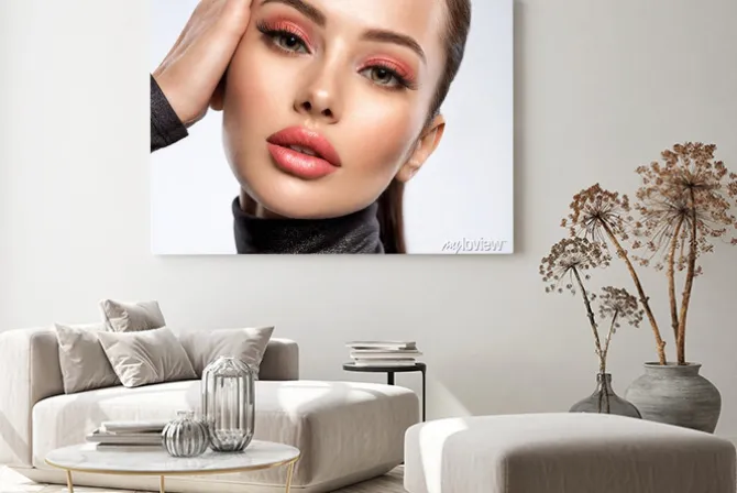 Obraz: Kobieta z subtelnym makijażem w odcieniach różu