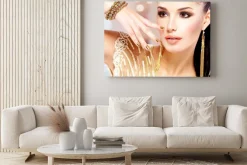 Obraz: Kobieta ze złotymi paznokciami i piękna biżuteria złota