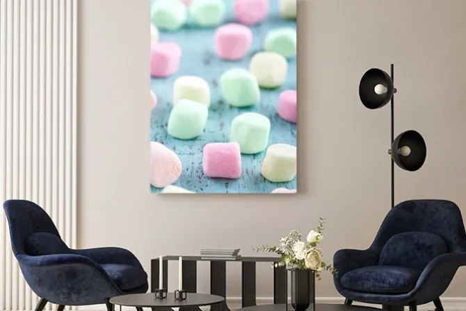 Obraz: Kolorowe małe marshmallows na tle drewniane