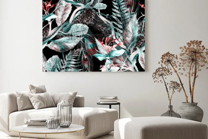 Obraz: Kompozycja z kwiatów i pawich piór na czarnym tle