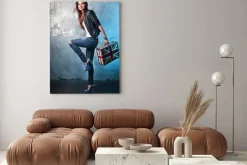 Obraz: Kołysać się młoda kobieta z walizką z brytyjskiej flagi