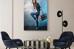 Obraz: Kołysać się młoda kobieta z walizką z brytyjskiej flagi