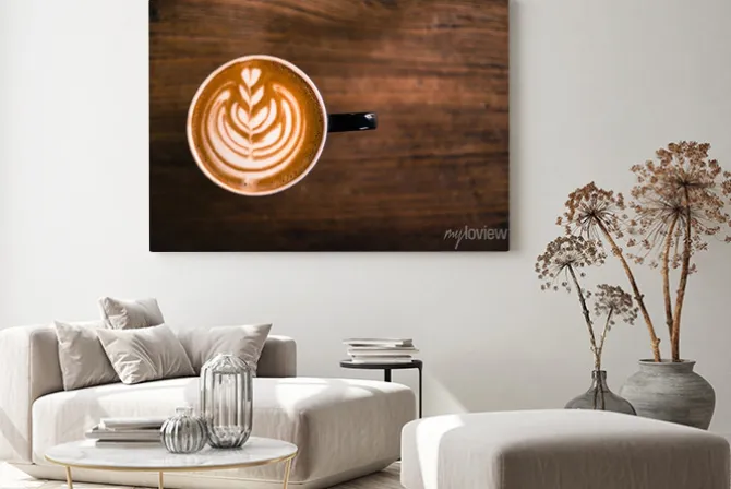 Obraz: Kubek gorącego cappucino stoi na drewnianym stole.