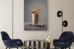 Obraz: Lukrowa kawa z kostkami lodu i fasolą na szarym betonie