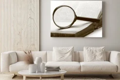 Obraz: Lupy i starej książki na białym tle