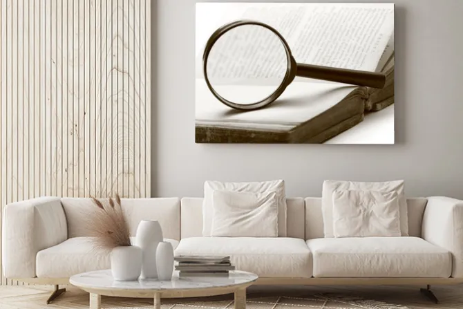 Obraz: Lupy i starej książki na białym tle