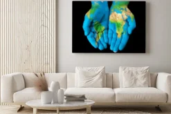 Obraz: Mapa malowane na rękach przedstawiających koncepcję - świat w