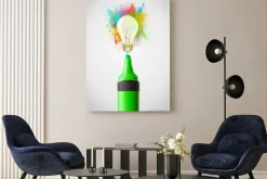 Obraz: Marker close-up z kolorowymi plamami farb i żarówka