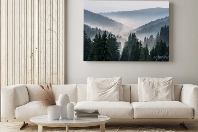 Obraz: Mgliste doliny z drzewami sosnowymi