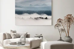 Obraz: Mglisty krajobraz z górami i drzewami