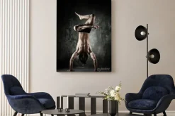 Obraz: Młoda b-boy człowiek z nagi tułowia wykonując ruchy taneczne