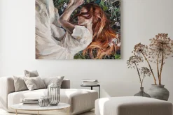 Obraz: Młoda dziewczyna na polu ziół i dzikich kwiatów