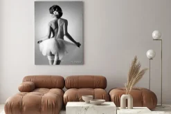 Obraz: Młoda i seksowna naga tancerka baletu w białym ubraniu