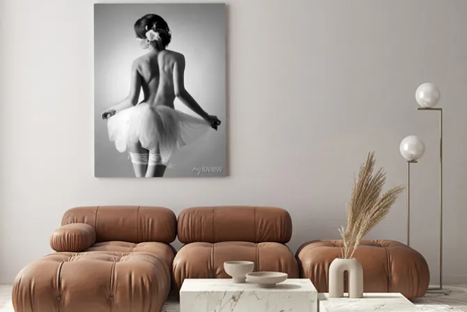 Obraz: Młoda i seksowna naga tancerka baletu w białym ubraniu