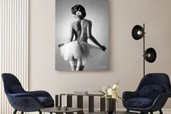 Obraz: Młoda i seksowna naga tancerka baletu w białym ubraniu