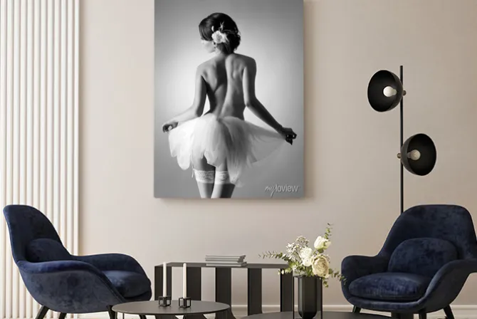 Obraz: Młoda i seksowna naga tancerka baletu w białym ubraniu