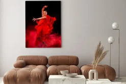 Obraz: Młoda kobieta, taniec latino na ciemnym tle zadymionych